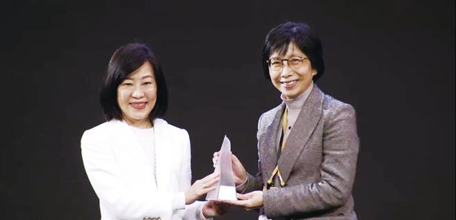 東元電機(jī)以「智慧噴霧防疫機(jī)器人」勇奪臺灣精品金質(zhì)獎，由東元電機(jī)邱純枝董事長（右）受獎。圖／東元提供
